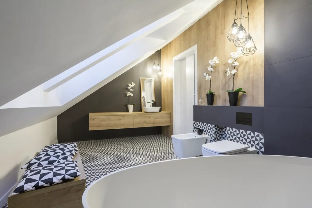 Badsanierung: Dachgeschoss-Badezimmer mit freistehender Wanne, gemusterten Bodenfliesen und Holzverkleidung